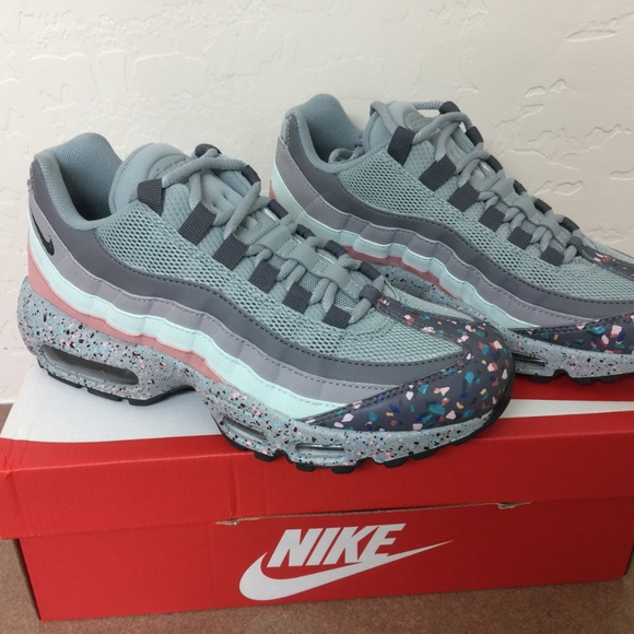 Nike Women’s Air Max 95 SE “Confetti”  918413-002 - Picture 4 of 8
